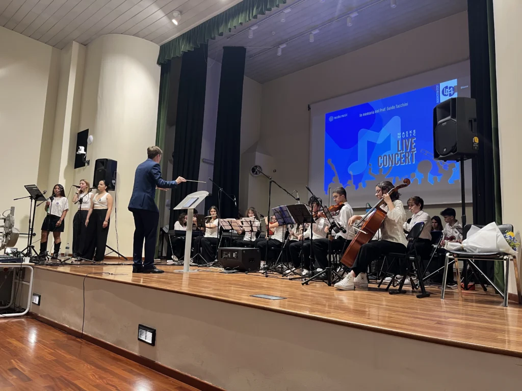 L'orchestra MaskeMusic in scena, diretti da A De Nicola